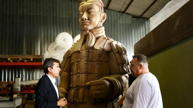 Carlos Mazón charla con Patxi García, el constructor de la réplica gigante del guerrero de Xi'an.