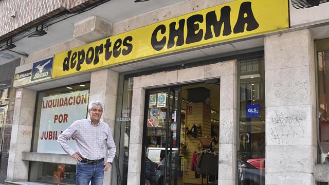 Chema delante de su tienda