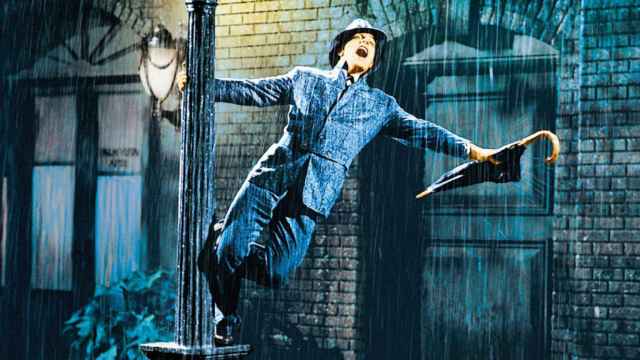 Gene Kelly, extático, en un momento de 'Cantando bajo la lluvia'.