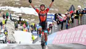 Buitrago celebra su victoria en el Giro.
