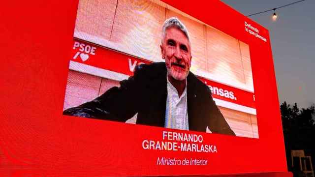 El ministro del Interior, Fernando Grande-Malaska, este viernes, interviniendo por videoconferencia desde Ferraz, en el mitin cierre de campaña del PSOE de la Región de Murcia.