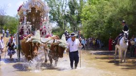 La Hermandad de la Macarena cruza el Vado del Quema con caudal, a 25 de mayo de 2023, en Sevilla.