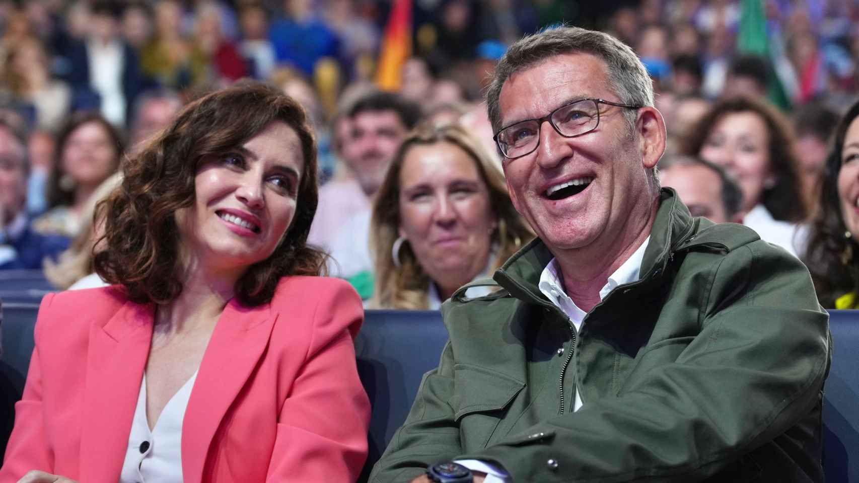 Isabel Díaz Ayuso y Alberto Núñez Feijóo, este viernes en el cierre de campaña del PP en Madrid.