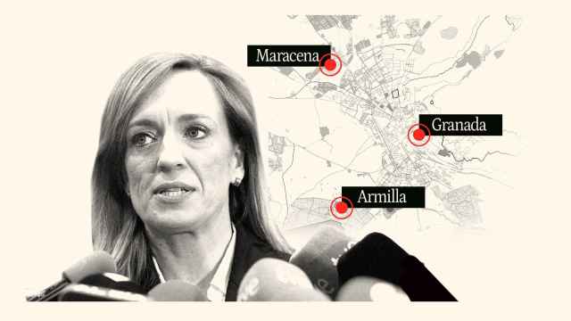La alcaldesa socialista de Maracena (Granada), Berta Linares, ante el plano de esta ponblación y de Armilla.
