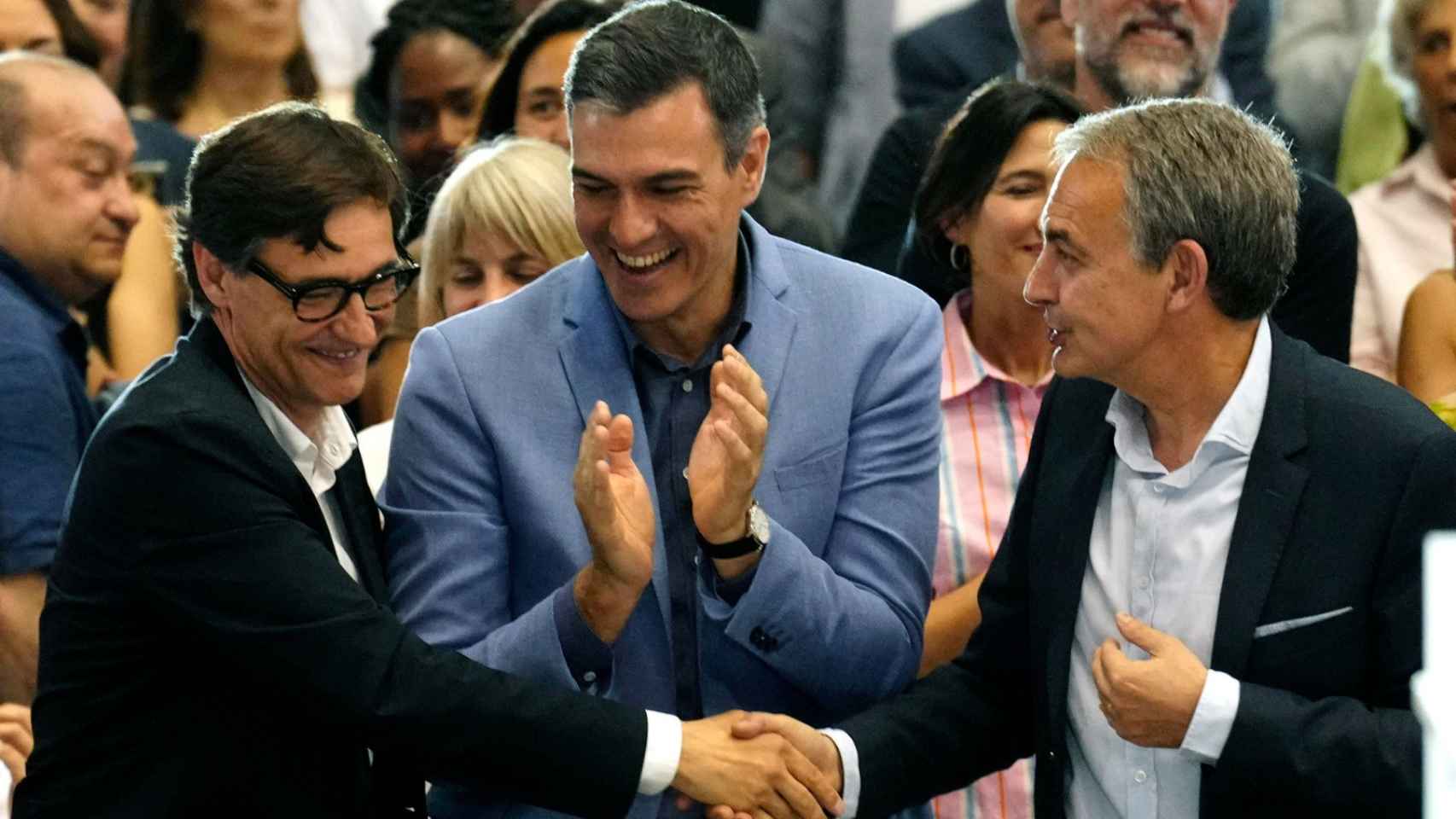 Salvador Illa, Pedro Sánchez y José Luis Rodríguez Zapatero, este viernes en el cierre de campaña del PSOE en Barcelona.