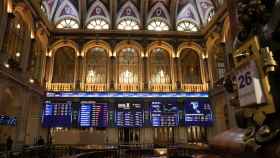 Paneles del Ibex 35 en el Palacio de la Bolsa de Madrid este viernes.