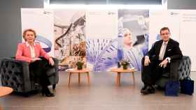La presidenta Ursula von der Leyen y el CEO de Pfizer, Albert Bourla, en el momento en que se anunció el megacontrato de vacunas