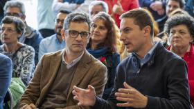 El ministro de la Presidencia, Félix Bolaños, y el candidato a la presidencia de la Comunidad de Madrid, Juan Lobato.