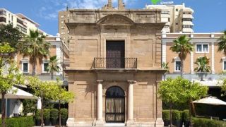 La capilla portuaria del siglo XVIII que convive en Málaga con el lujo, los megayates y la cocina de un estrella Michelin
