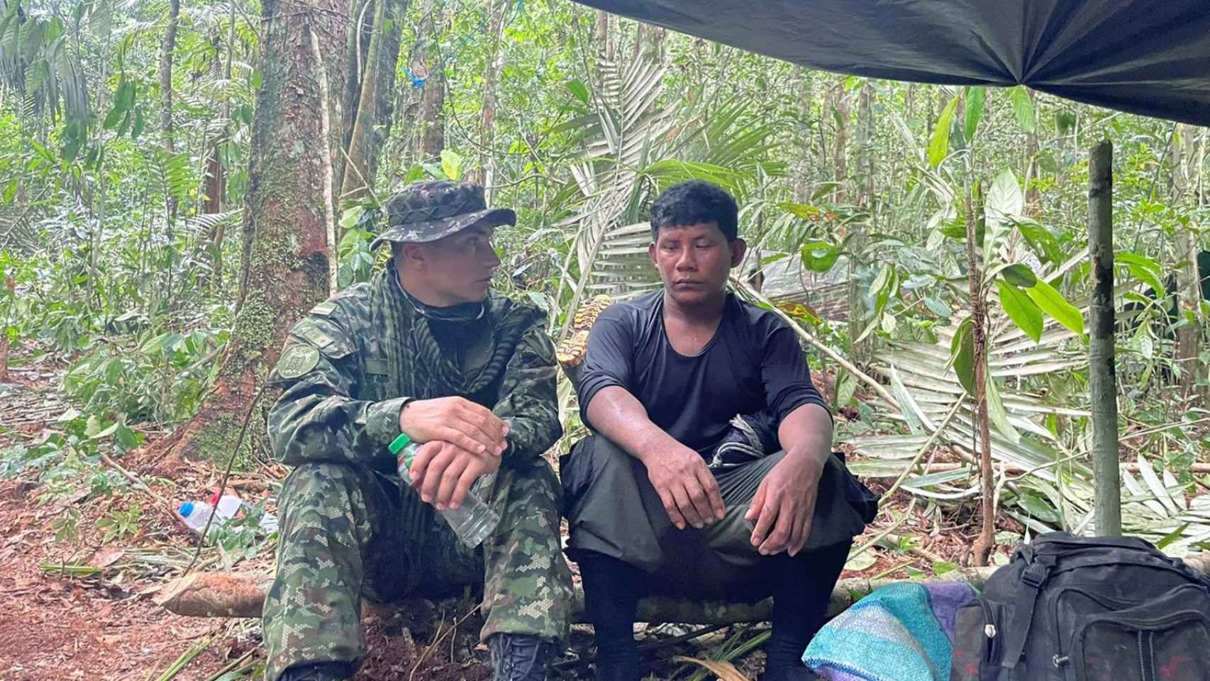 Manuel Ranoque, padre de los cuatro niños, habla con un integrante del Ejército colombiano.