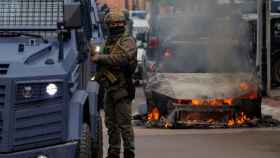 Enfrentamientos entre la policía de Kosovo y los manifestantes de etnia serbia en la ciudad de Zvecan.
