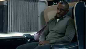 Idris Elba negocia en 'Secuestro en el aire', la serie que narra en tiempo real un vuelo de 7 horas