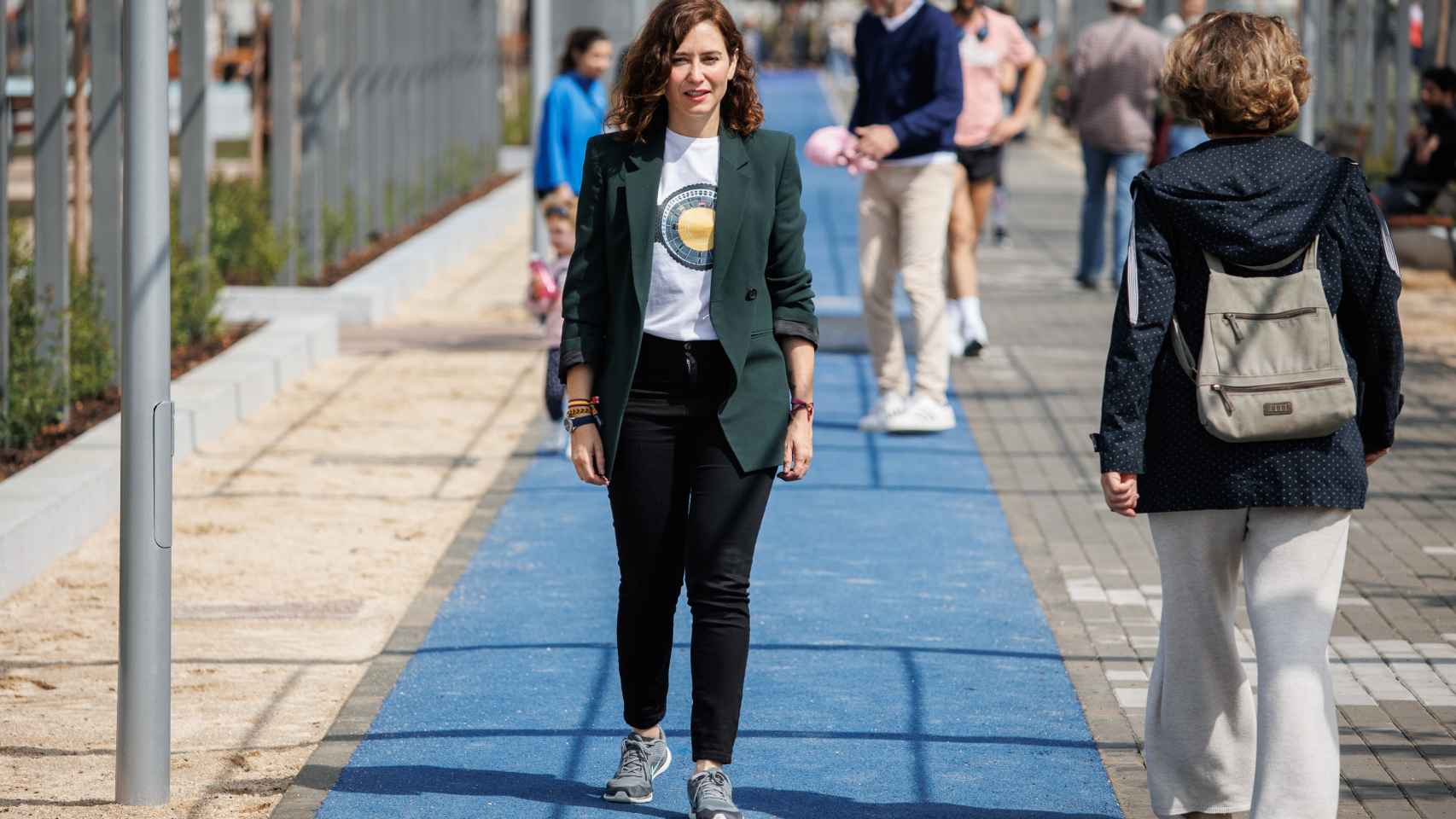 La presidenta de la Comunidad de Madrid, candidata a la reelección del Partido Popular, Isabel Díaz Ayuso, da un paseo por el Parque de Santander, en el distrito de Chamberí.