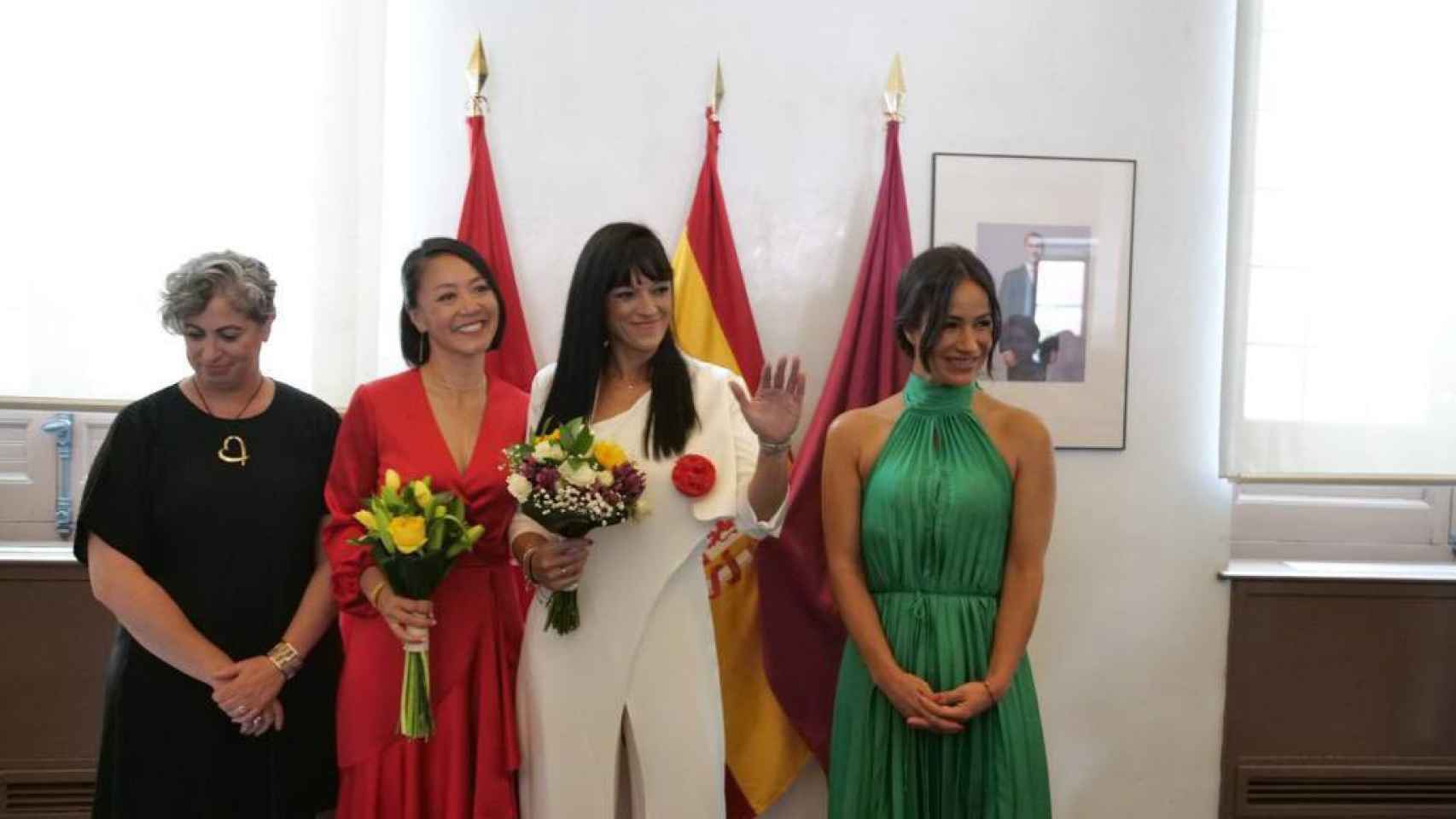 Begoña Villacís, oficia una boda de una pareja gay de dos mujeres.