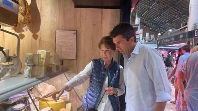 El candidato del PP a la Generalitat, este sábado en el Mercado Central de Alicante.