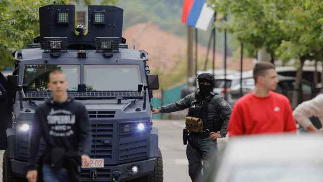 Las fuerzas especiales de la policía de Kosovo protegen las oficinas municipales en Zvecan.