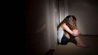 Piden 15 años de prisión para una madre por forzar a su hija de 10 a prácticas sexuales con un hombre en Elche