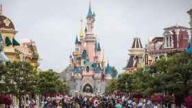 Imagen de archivo de Disneyland Paris, con el icónico castillo de La bella durmiente al fondo.