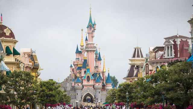 Imagen de archivo de Disneyland Paris, con el icónico castillo de La bella durmiente al fondo.