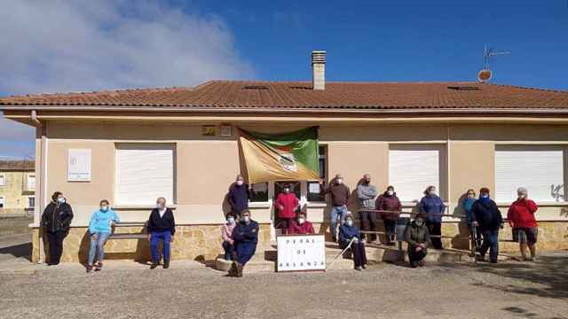 Los vecinos de Peral de Arlanza (Burgos), en una imagen de archivo de 2020 durante una concentración convocada por el movimiento de la España Vaciada, frente al consultorio médico para reivindicar una sanidad rural pública y de calidad