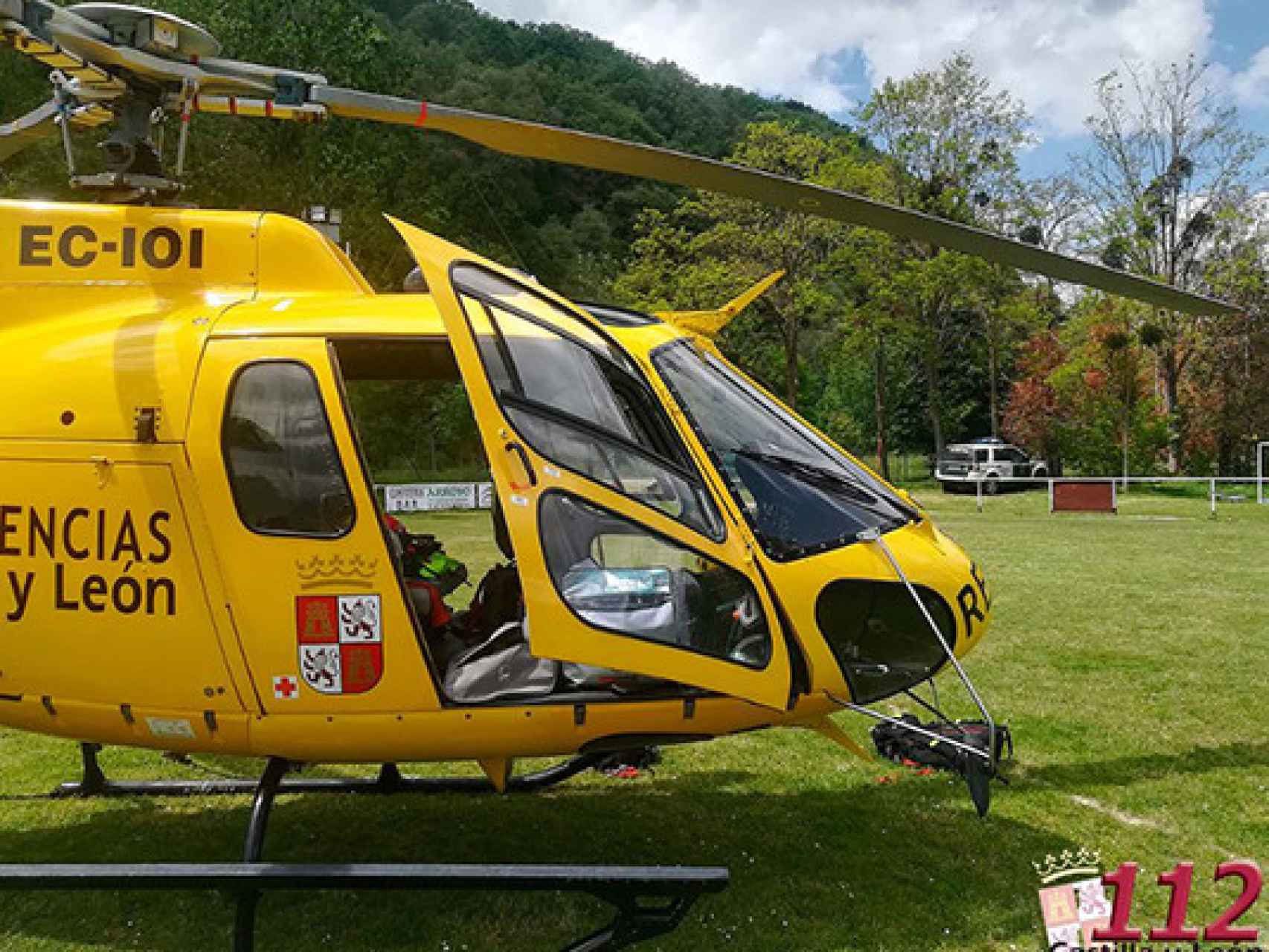 El helicóptero que ha rescatado al montañero herido en Espinosa de los Monteros