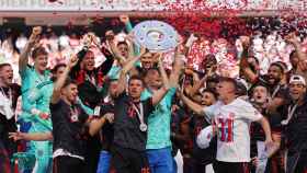 Los jugadores del Bayern levantan el trofeo de campeón de la Bundesliga.