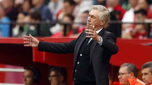 Ancelotti realiza una serie de gestos desde el banquillo.