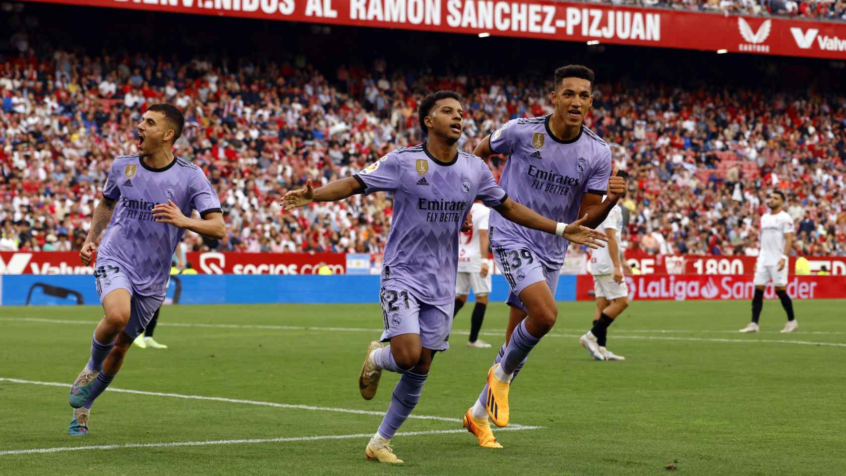 Rodrygo celebra su segundo gol frente al Sevilla.
