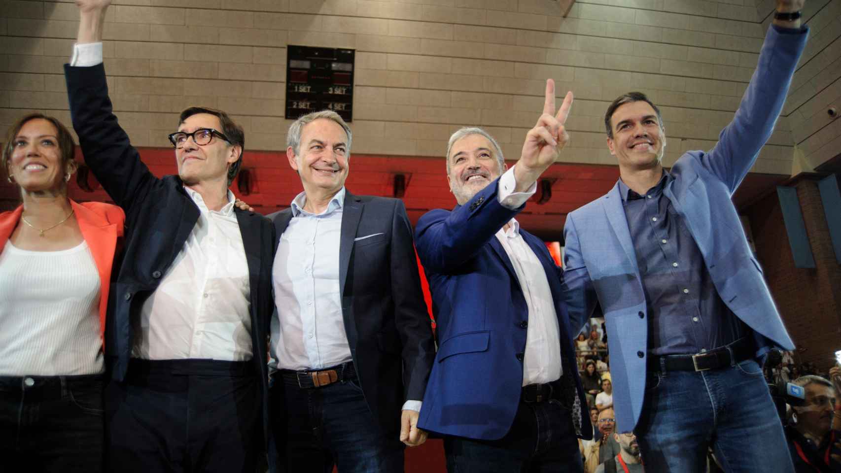 Salvador Illa, José Luis Rodríguez Zapatero, Jaume Collboni y Pedro Sánchez, en el cierre de campaña del PSOE en Barcelona.