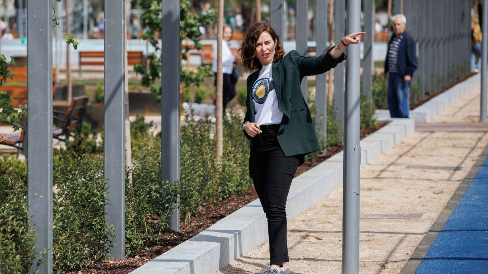 Isabel Díaz Ayuso da un paseo por el Parque de Santander, en el distrito de Chamberí.