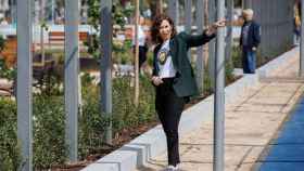 La presidenta de la Comunidad de Madrid, candidata a la reelección y presidenta del Partido Popular, Isabel Díaz Ayuso, da un paseo por el Parque de Santander, en el distrito de Chamberí.