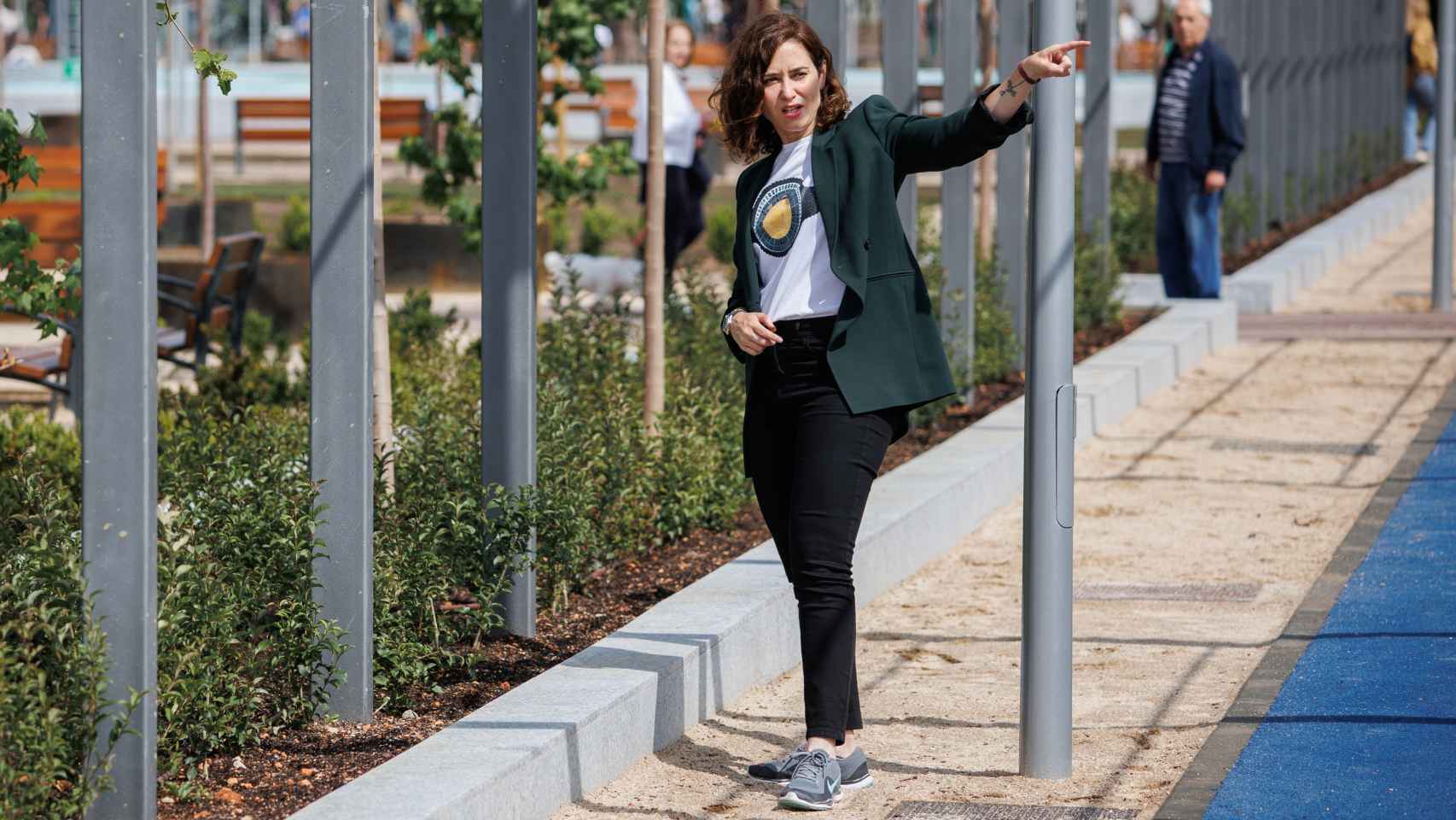La presidenta de la Comunidad de Madrid, candidata a la reelección y presidenta del Partido Popular, Isabel Díaz Ayuso, da un paseo por el Parque de Santander, en el distrito de Chamberí.