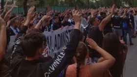 Protestas de la afición del Málaga a las puertas del estadio de La Rosaleda