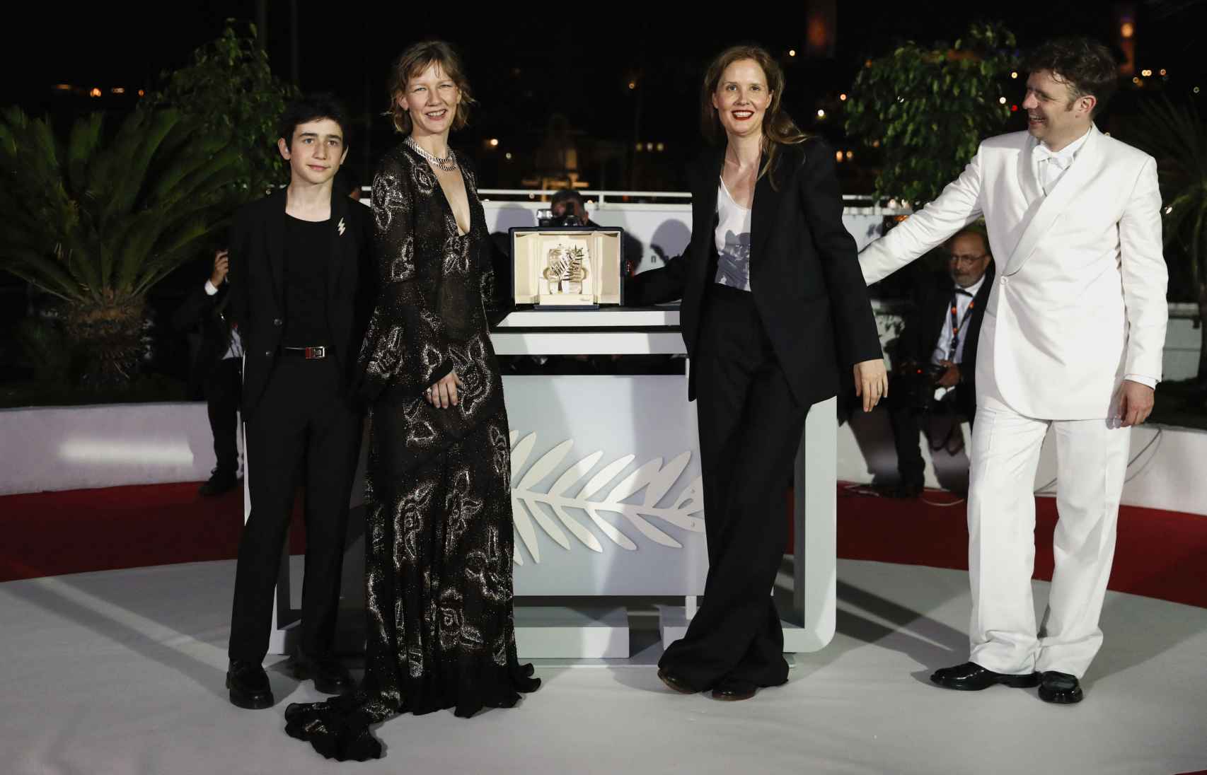 Justine Triet y tres de los protagonistas de su película: Sandra Hüller, Milo Machado Graner y Antoine Reinartz.