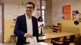 El candidato socialista a la Alcaldía de Salamana, José Luis Mateos, vota