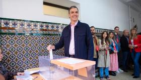 Pedro Sánchez ejerciendo su derecho a voto en las elecciones del 28-M.