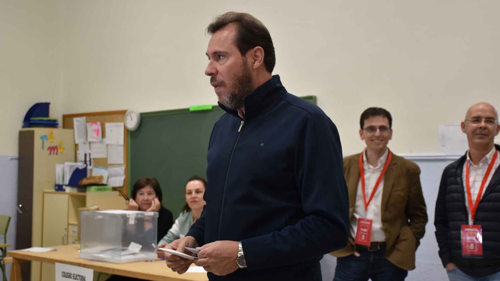 El candidato socialista, Óscar Puente, esperando para votar