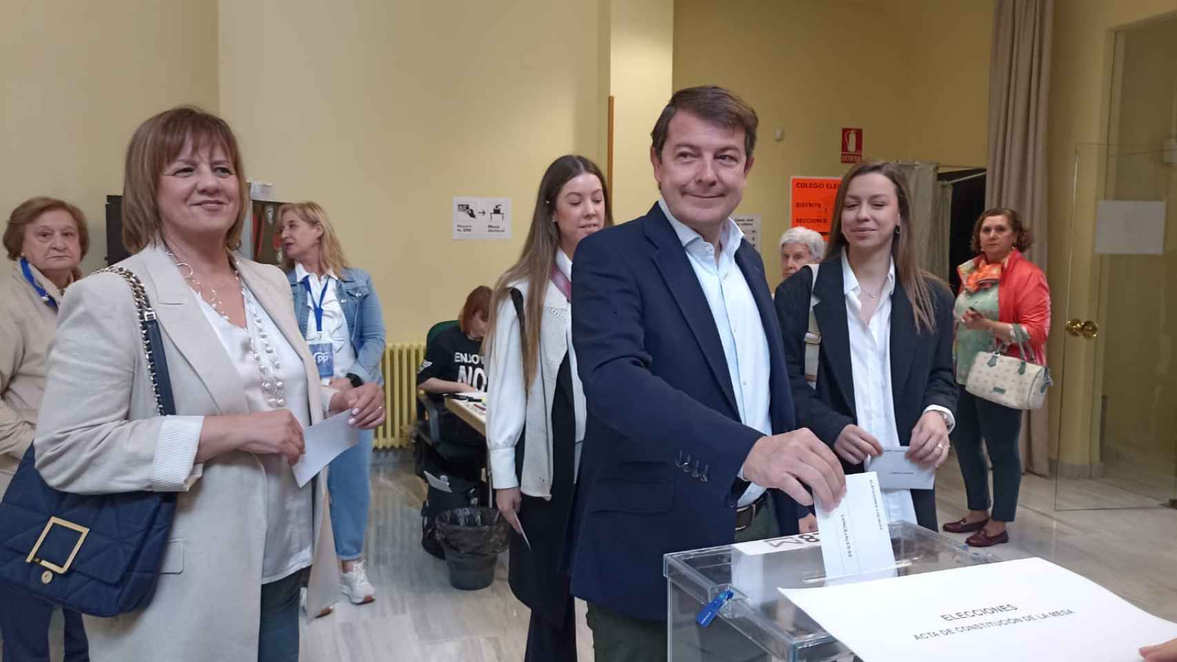 Alfonso Fernández Mañueco vota en Salamanca