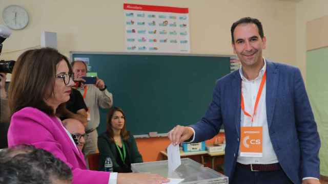 Mario Simón (CS), ejerciendo su derecho a voto en Palencia