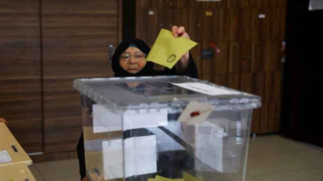Mujer turca acude a ejercer su derecho a voto en las elecciones presidenciales.