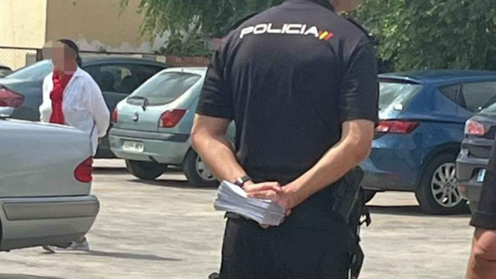 Un agente de la Policía Nacional con los sobres interceptados.