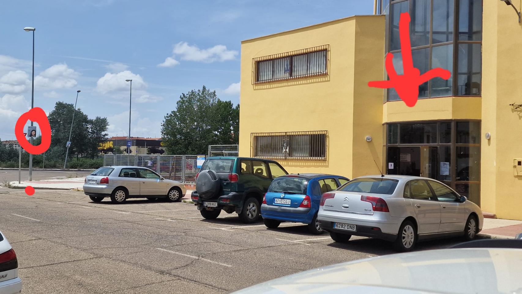 Banderola del Partido Popular de Benavente al lado de un colegio electoral