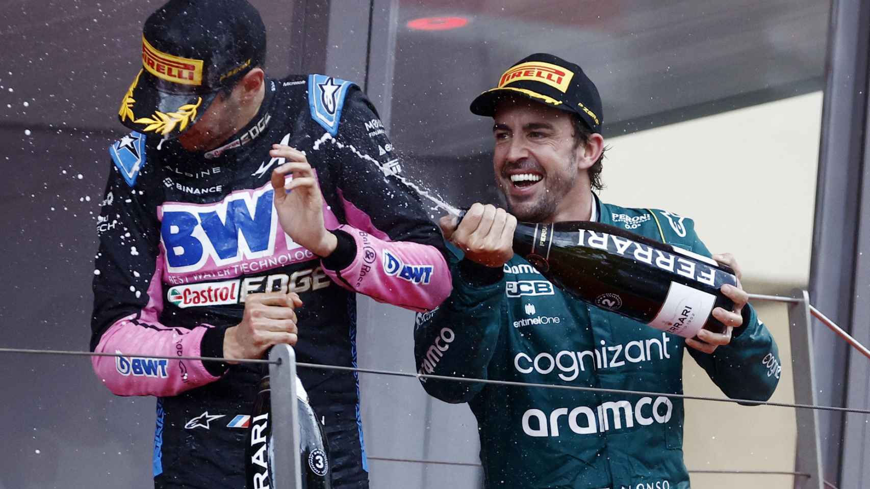 Fernando Alonso, con Ocon en el podio.