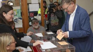 Ximo Puig llama a repetir un récord de participación en una jornada electoral marcada por la lluvia