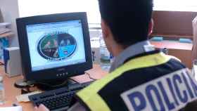 Un agente de Policía trabajando en detectar fraudes en una web de contactos, en imagen de archivo.