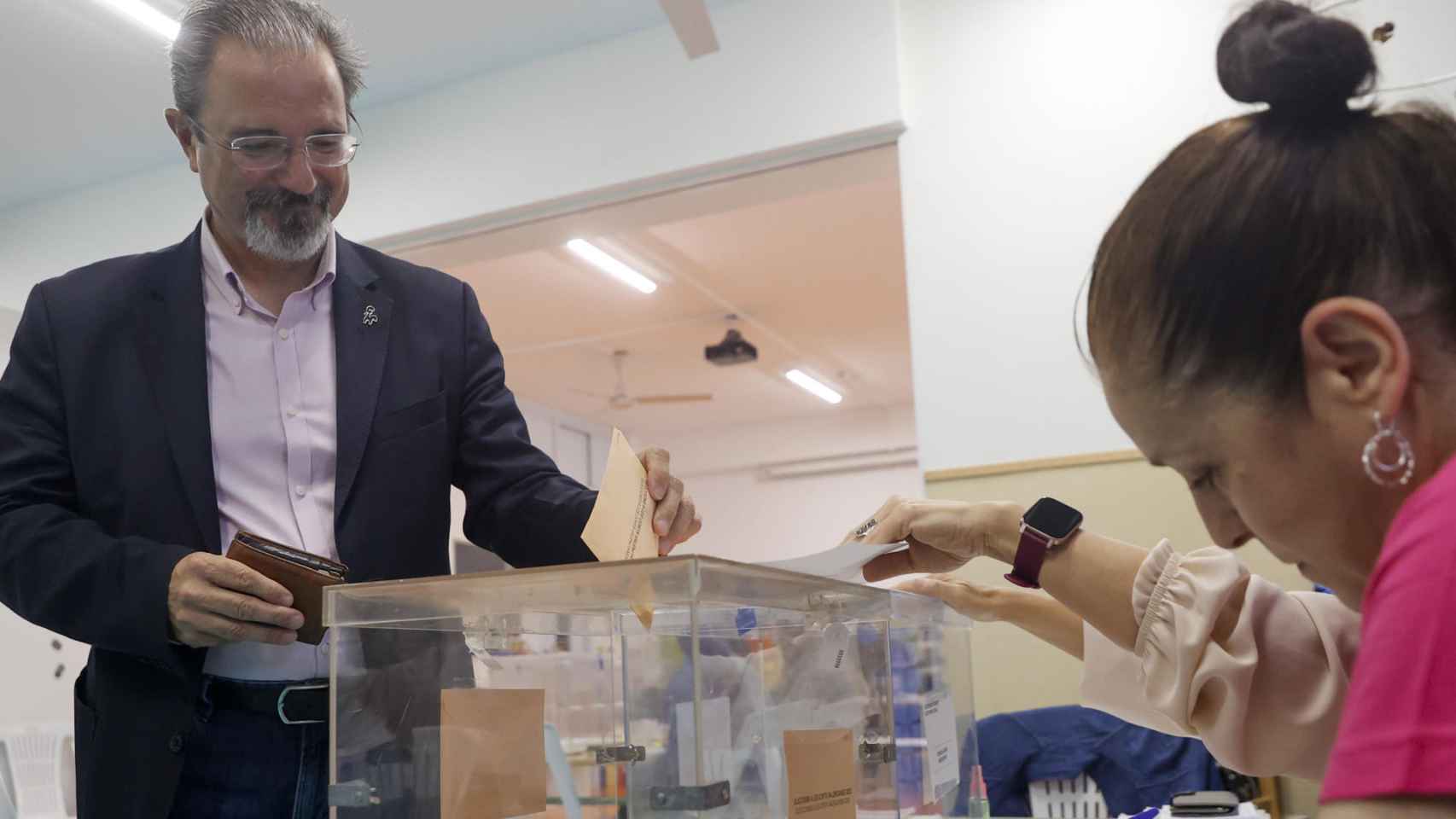 El candidato de Vox a la Presidencia de la Generalitat, Carlos Flores, votando este domingo.