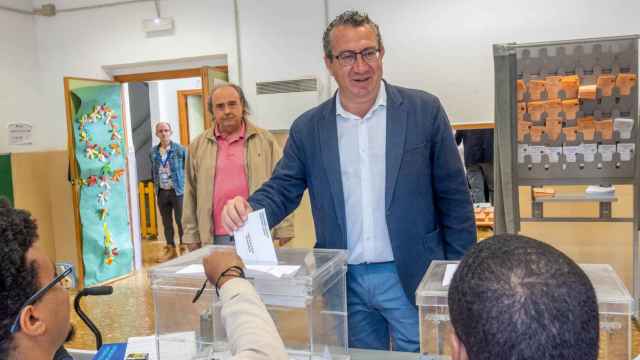 El candidato del PP a la Alcaldía de Benidorm, Toni Pérez, votando este domingo.