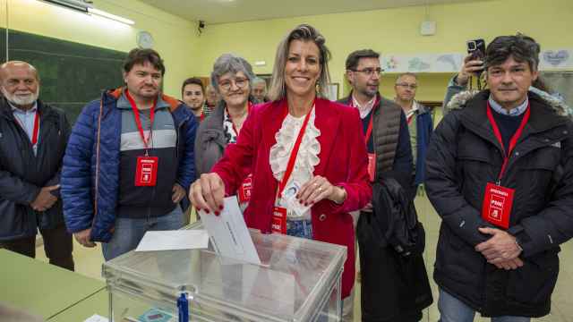 La candidata del PSOE a la alcaldía de Ávila, Eva Arias, votando en el IES Isabel de Castilla