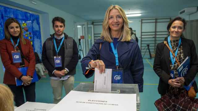 Alicia García, candidata del PP a la alcaldía de Ávila, ejerce su derecho al voto en el colegio donde estudió