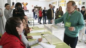 El candidato de Vox a la alcaldía de Burgos, Fernando Martínez-Acitores, ejerce su derecho al voto en el CEIP Río Arlanzón